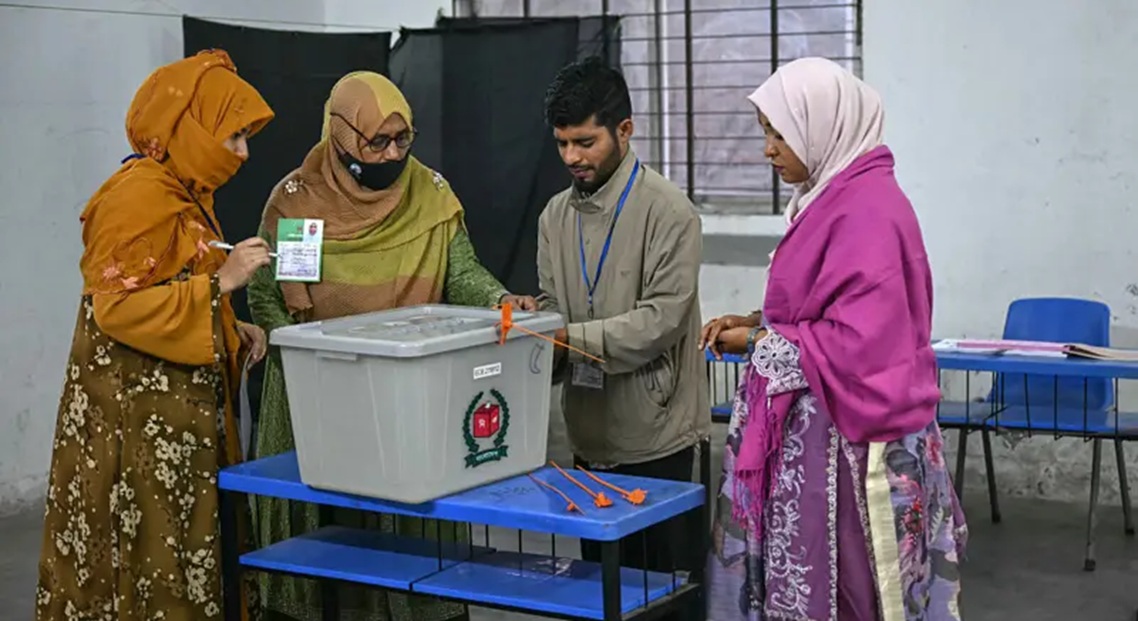 हसिनाको पतनपछि बंगलादेशमा ऐतिहासिक मतदान, नयाँ सरकारका लागि १२ करोडभन्दा बढी मतदाता लाइनमा - BishwaKhabar.Com