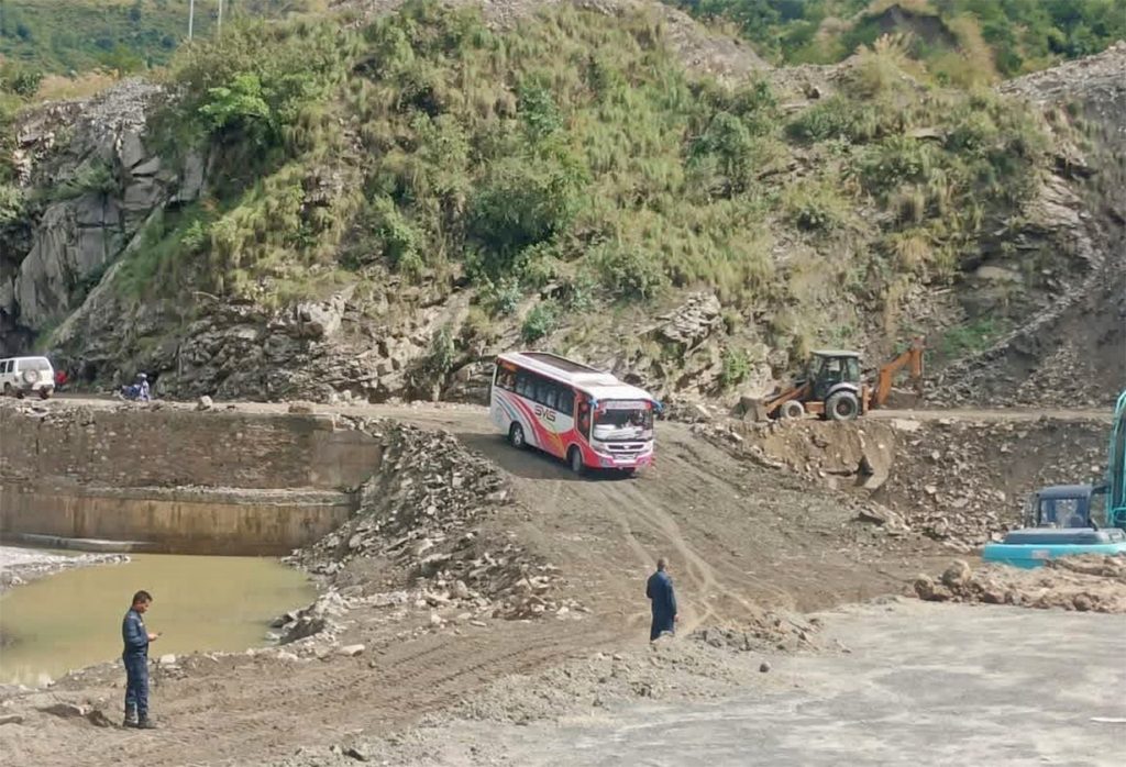 वर्षा र बाढीपछि अवरुद्ध बीपी राजमार्ग पुनः सञ्चालनमा - BishwaKhabar.Com