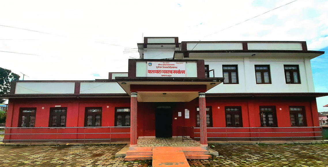 बिचौलियाको आरोपमा सुर्खेतमा १६ जना पक्राउ - BishwaKhabar.Com