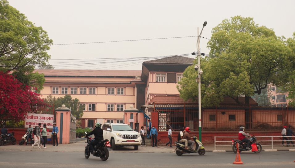 सीमाबाट ल्याइने सामानमा भन्सार उठाउने निर्णय सर्वोच्चद्वारा स्थगित - BishwaKhabar.Com